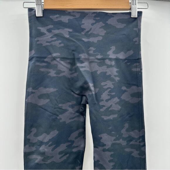 Spanx EcoCare Seamless Black Camo Pull-On Mid Rise Cropped Leggings Sz S - Picture 3 of 10